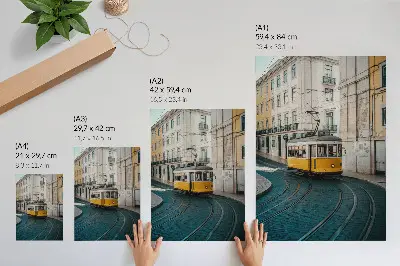 Dekoratyvinis plakatas geltonas tramvajus posūkyje miesto gatvėje