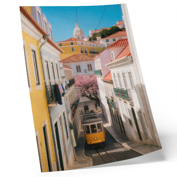 Plakatas Gatvė su tramvajumi, pastelinių spalvų daugiabučiais, gėlėmis