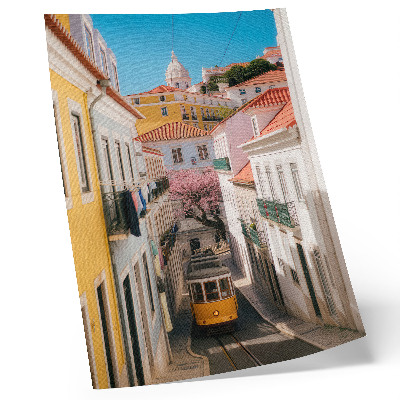 Plakatas Gatvė su tramvajumi, pastelinių spalvų daugiabučiais, gėlėmis