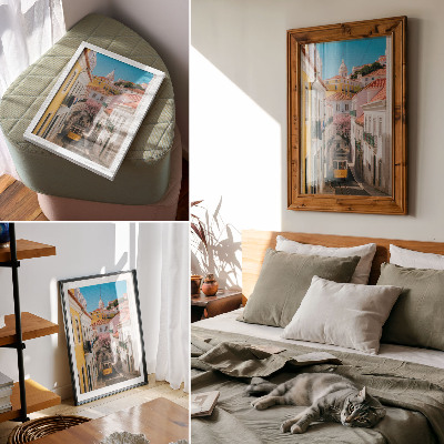 Plakatas Gatvė su tramvajumi, pastelinių spalvų daugiabučiais, gėlėmis