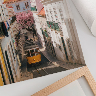 Plakatas Gatvė su tramvajumi, pastelinių spalvų daugiabučiais, gėlėmis
