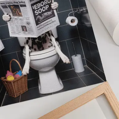 Plakatas svetainei su spalvingo pop meno stiliaus dalmatinu, skaitančiu laikraštį