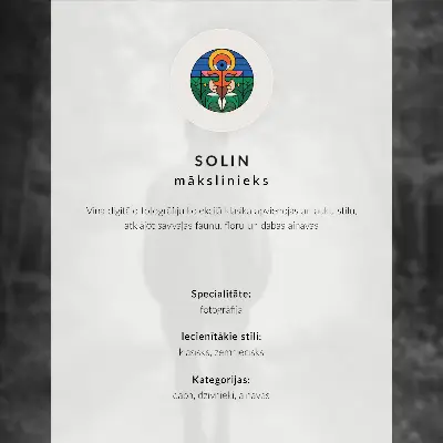 Sieninis plakatas arklys pievoje su debesimis ryto šviesoje ir gamtos harmonija