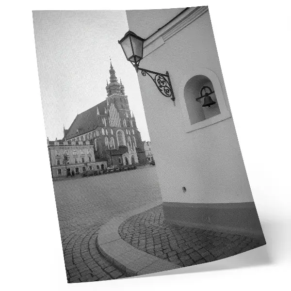 Plakatas svetainei juoda ir balta architektūra su elegantiška simetrija