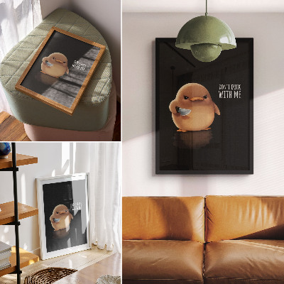 Dekoratyvinis plakatas Žavinga antis su peiliu juodame fone
