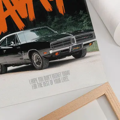 Plakatas klasikinio automobilio su oranžiniu užrašu gamtos fone