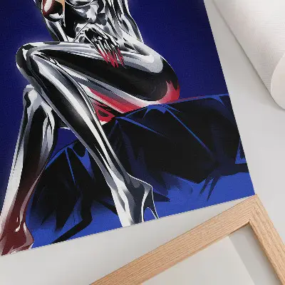 Plakatas futuristinė figūra su blizgančiais elementais ir intensyviomis spalvomis