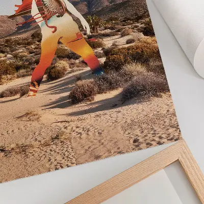 Plakatas svetainei siurrealistinis dykumos figūros motyvas