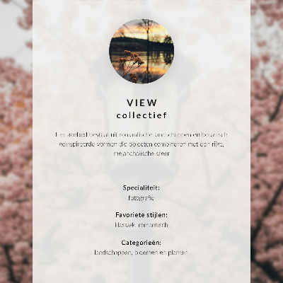 Plakatas svetainei Balkoninė kavinė su vaizdu į daugiabučius