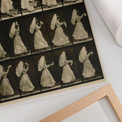 Plakatas svetainei Moteris, kelianti krepšį ir mojuojanti nosine (apie 1887 m.), Eadweard Muybridge