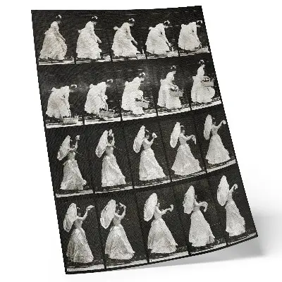 Plakatas Eadweardo Muybridge'o nuotrauka „Moteris, kelianti krepšį ir mojuojanti nosine“ (1887 m.)