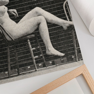 Dekoratyvinis plakatas Moteris, sėdinti nuoga kėdėje ir rūkanti cigaretę, Eadweard Muybridge
