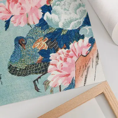 Plakatas svetainei povo ir bijūnų paveikslas iš Utagawa Hiroshige japoniško medžio raižinio