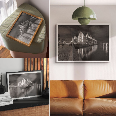 Plakatas ant drobės Monochromatinė architektūra su atspindžiu vandenyje