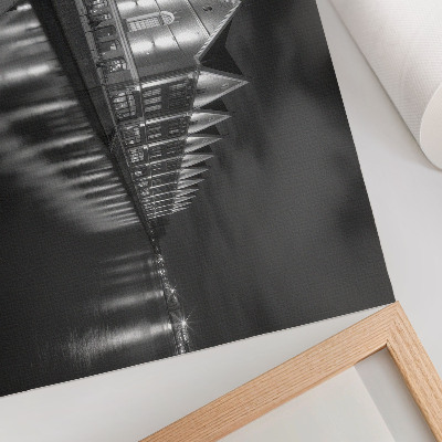 Plakatas ant drobės Monochromatinė architektūra su atspindžiu vandenyje