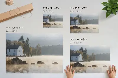 Plakatas rūko peizažas su ežeru, nameliu ir rudens medžiais