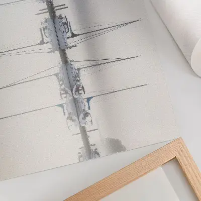 Plakatas rūko gaubiama prieplauka su ramiu jachtos atspindžiu