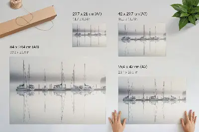 Plakatas rūko gaubiama prieplauka su ramiu jachtos atspindžiu
