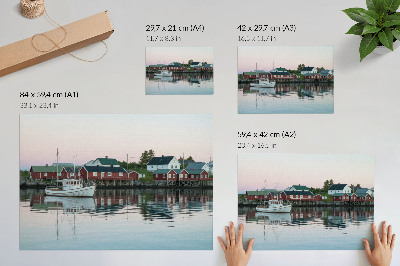 Plakatas Kubistiniai raudoni namai prie ežero spinduliuoja
