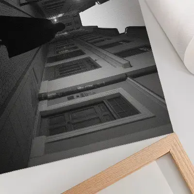 Plakatas ant drobės tamsi gatvė su paslaptinga figūra ir nostalgiška atmosfera