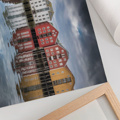Plakatas Spalvingi pastatai prie vandens – harmoninga kompozicija