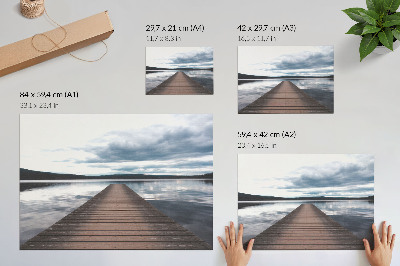 Plakatas ant drobės Vaizdingas ežero pakrantės molas su vaizdu į kalnus