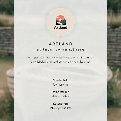 Plakatas medinis lieptas ramaus ežero fone