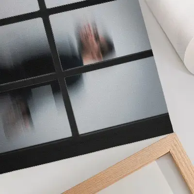 Plakatas ant drobės juodas siluetas už stiklinio rėmo pilkame minimalistiniame fone