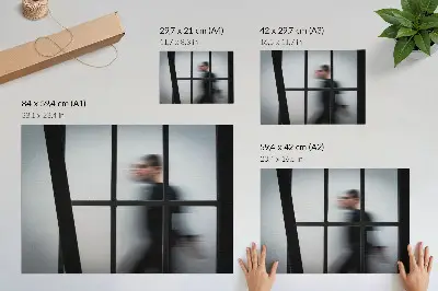 Plakatas ant drobės juodas siluetas už stiklinio rėmo pilkame minimalistiniame fone