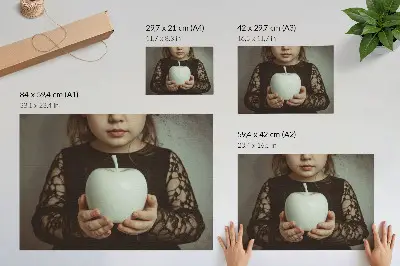 Plakatas ant drobės mergina su baltu vaisiumi paslaptingoje atmosferoje