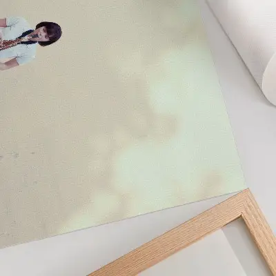 Plakatas minimalistinis, ryškių spalvų, ramybę spinduliuojantis paveikslas su muzikos instrumentu prie durų