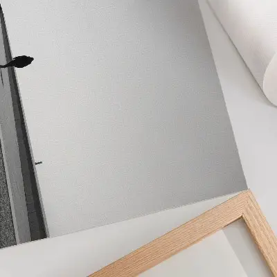 Plakatas ant drobės minimalistinis siluetas su ryškiais šešėliais modernioje erdvėje