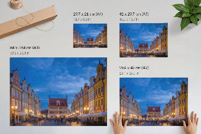 Plakatas Istoriniai daugiabučiai vakare su spalvinga šviesa