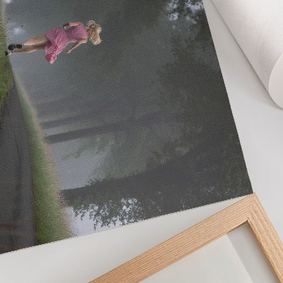 Plakatas ant drobės Bėgančios figūros alėja rūkas medžiai žalia