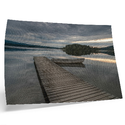 Plakatas ant drobės Ežeras, valtis, miškas, debesys, raminanti atmosfera