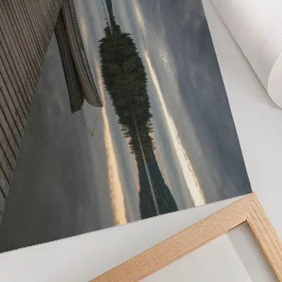 Plakatas ant drobės ežeras su valtimi miško ir debesų fone su raminančia atmosfera