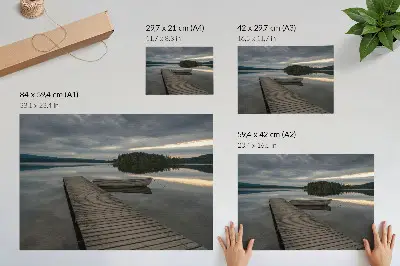 Plakatas ant drobės ežeras su valtimi miško ir debesų fone su raminančia atmosfera
