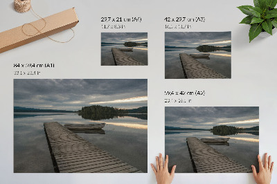 Plakatas ant drobės Ežeras, valtis, miškas, debesys, raminanti atmosfera