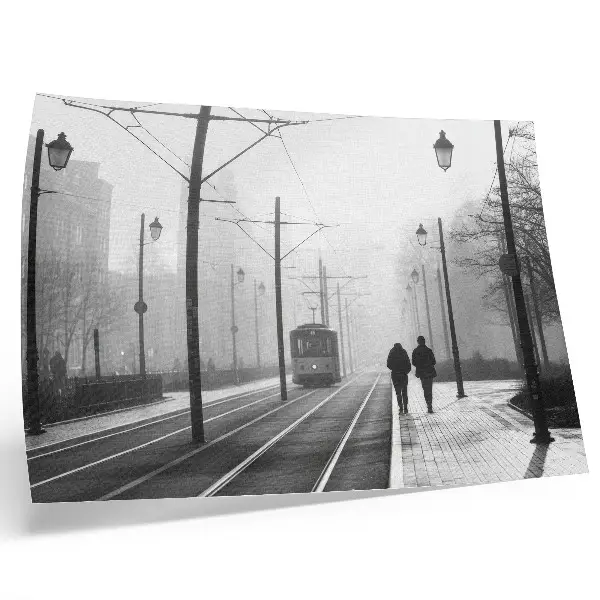 Plakatas ant drobės tramvajus rūkuotame mieste prie gatvių žibintų