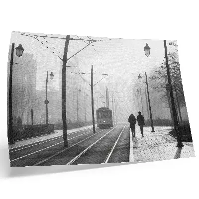 Plakatas ant drobės tramvajus rūkuotame mieste prie gatvių žibintų