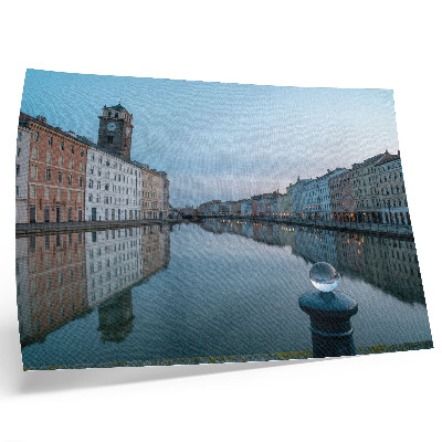 Plakatas Pastelinių spalvų daugiabučiai namai, atsispindintys kanalo vandenyje