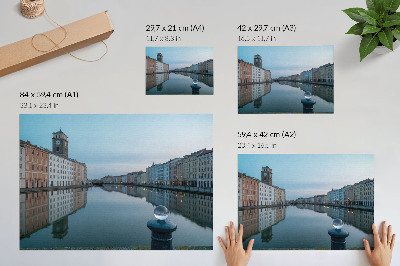 Plakatas Pastelinių spalvų daugiabučiai namai, atsispindintys kanalo vandenyje