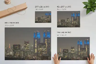 Plakatas ant drobės su moderniais naktinio miesto dangoraižiais