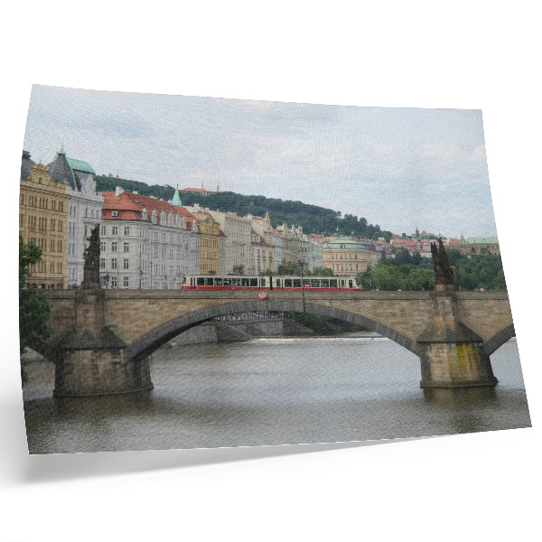 Plakatas Tiltas per upę su tramvajumi, apsuptas klasikinės architektūros