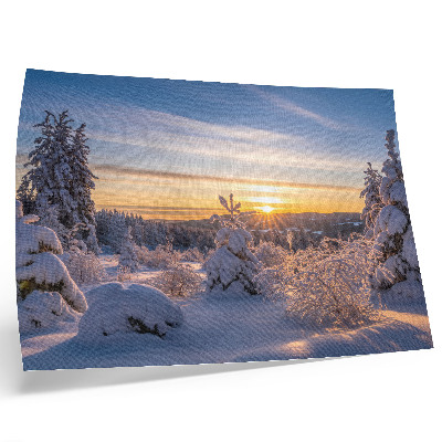 Plakatas ant drobės Žiemos peizažas su sniegu ir saule horizonte