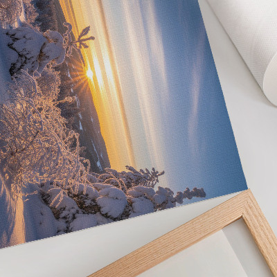 Plakatas ant drobės Žiemos peizažas su sniegu ir saule horizonte