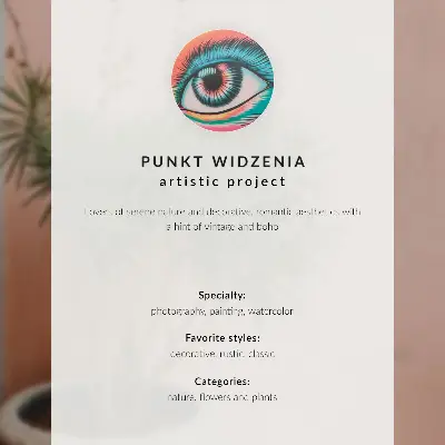 Spauda ant drobės krištolinis rutulys pušies šakų fone