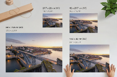 Plakatas ant drobės Tiltas besileidžiančios saulės ir miesto fone