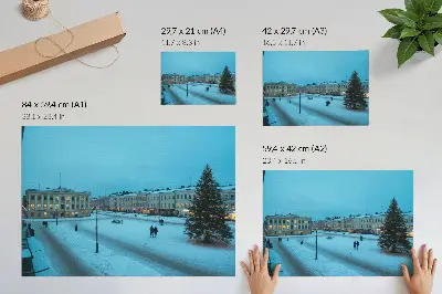 Plakatas žiemos peizažas su klasikinės architektūros pastatais ir kalėdine atmosfera