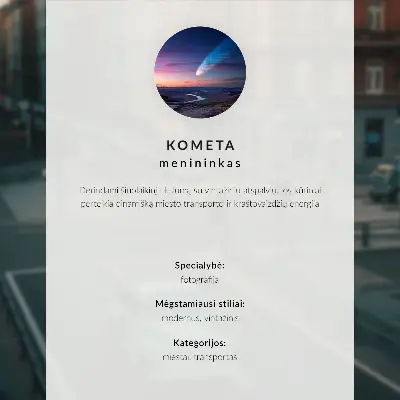 Spauda ant drobės vintažinis motoroleris akmenimis grįstos gatvės fone